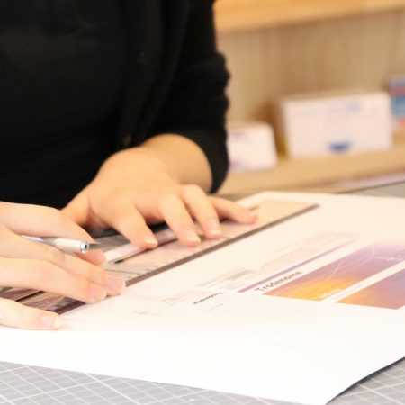 Préparation de prototypes de packaging de médicament : découpe de packaging carton avant pliage.