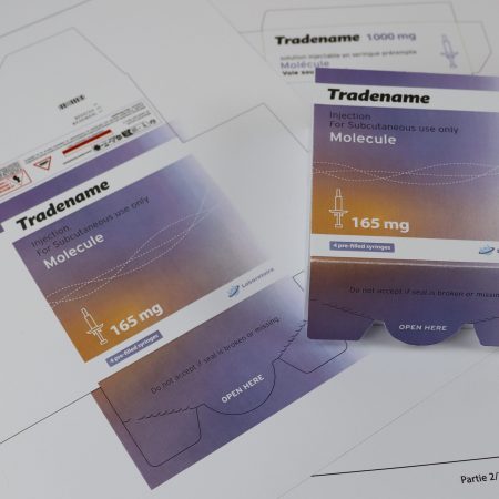 Préparation de prototypes de packaging de médicament : boite en carton assemblée et patrons à plat.