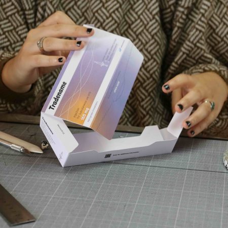 Préparation de prototypes de packaging de médicament : pliage de la boîte en carton.