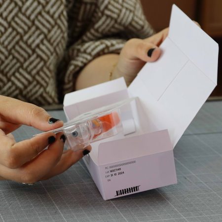 Préparation de prototypes de packaging de médicament : assemblage des éléments.